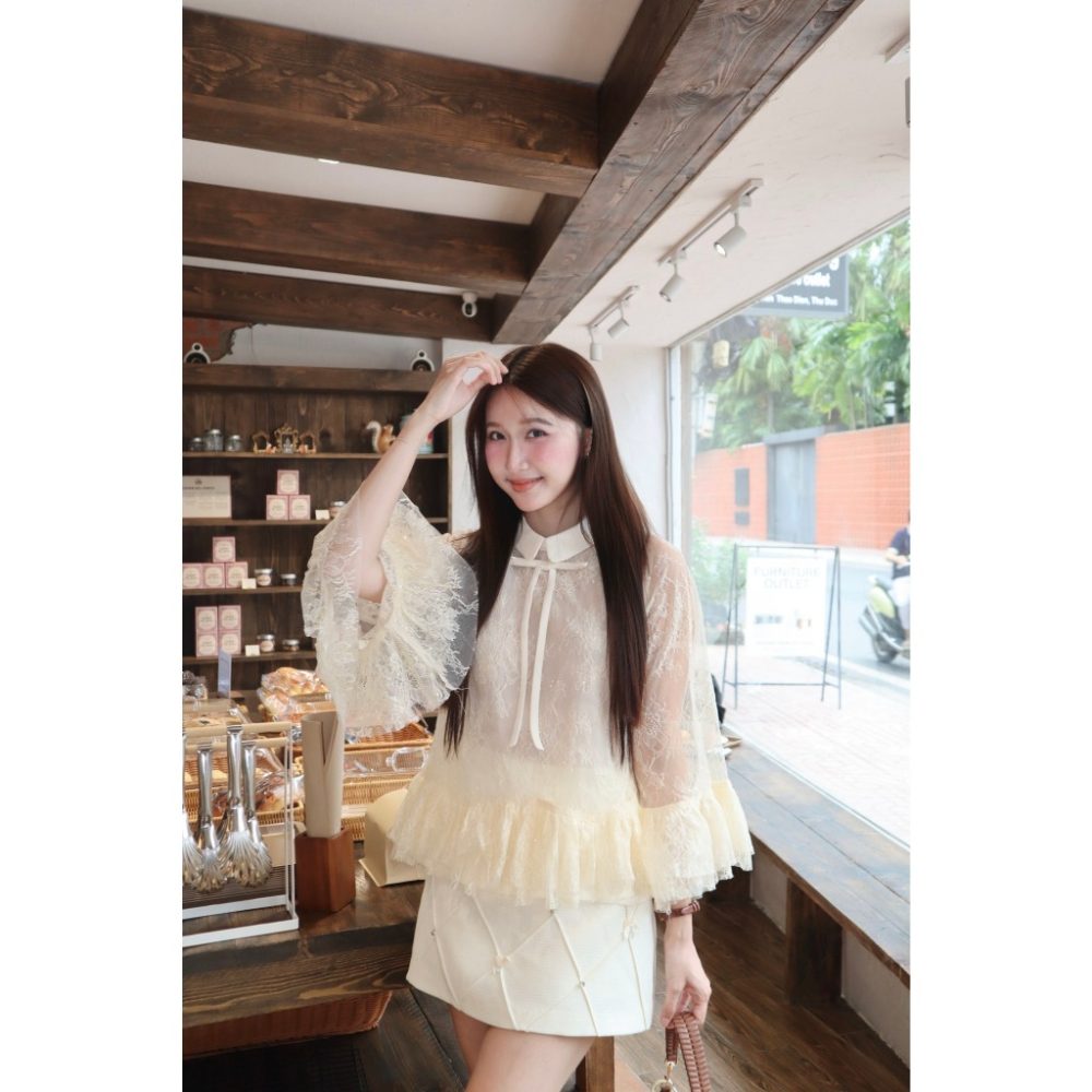 Áo sơ mi dáng suông xòe bèo ren cổ sen phối nơ Wella Top Al136